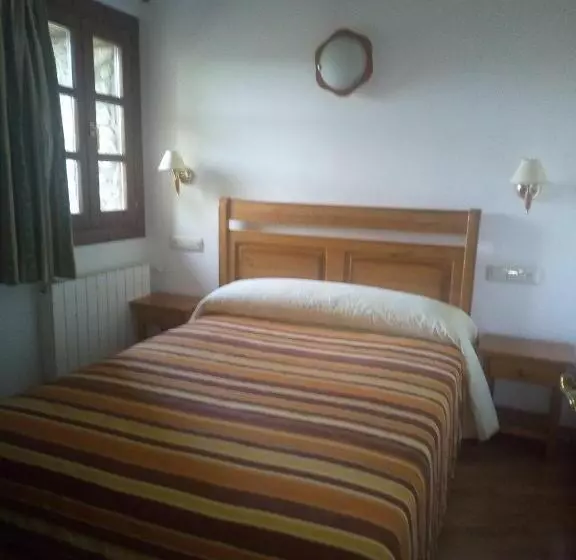 Standard Neljän Hengen Huone, Hostal Casa Lacreu