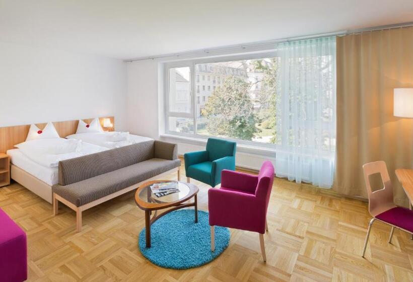 جناح جونيور, At The Park