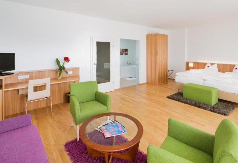 جناح مزوَّد بشرفة, At The Park