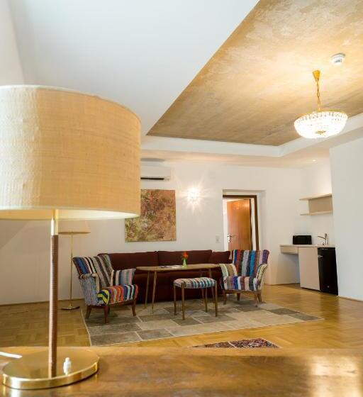 جناح دور أخير, At The Park