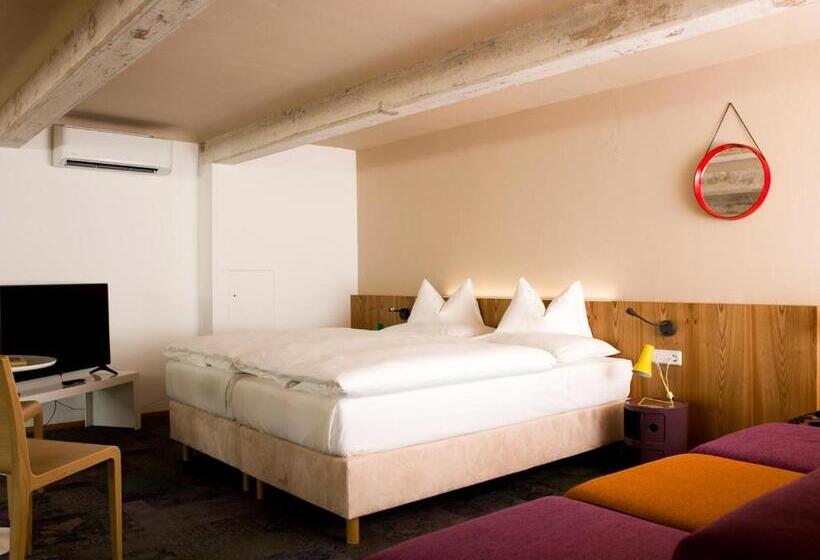 جناح, At The Park