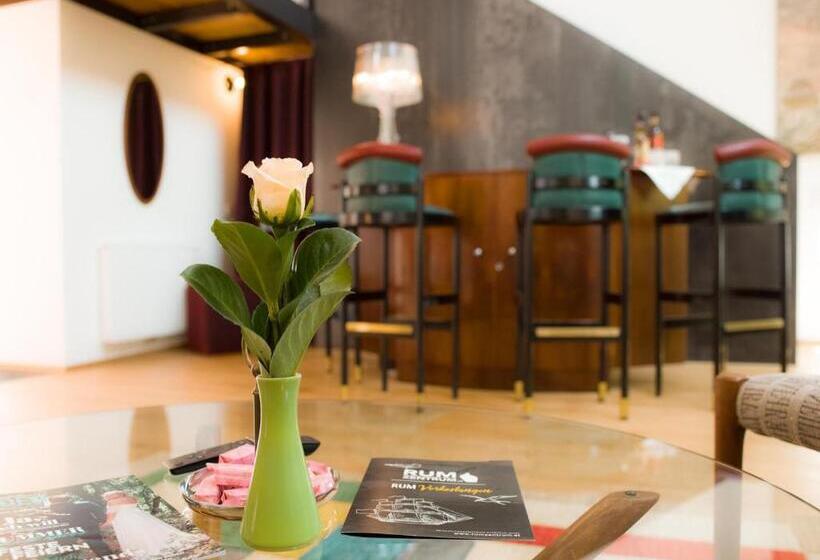 جناح, At The Park