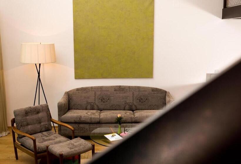 جناح, At The Park