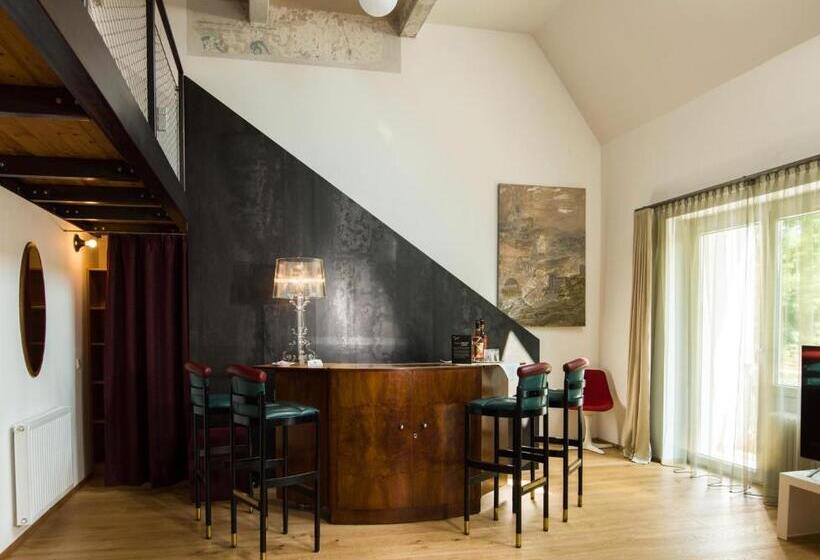 جناح, At The Park