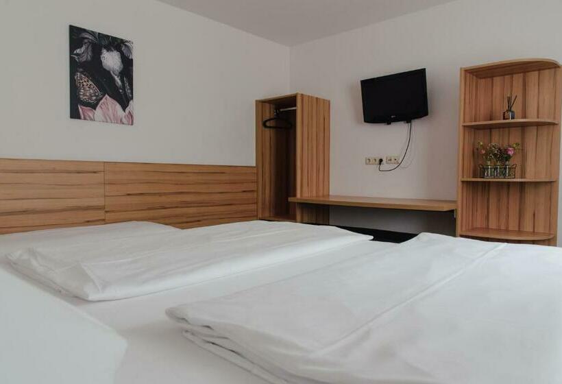 اتاق استاندارد سه نفره, Drei Kreuz