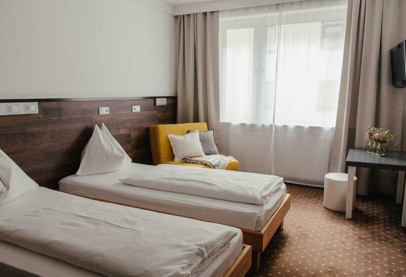 اتاق استاندارد سه نفره, Drei Kreuz