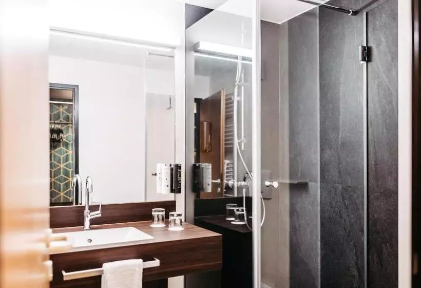 Superior Room, Messmer