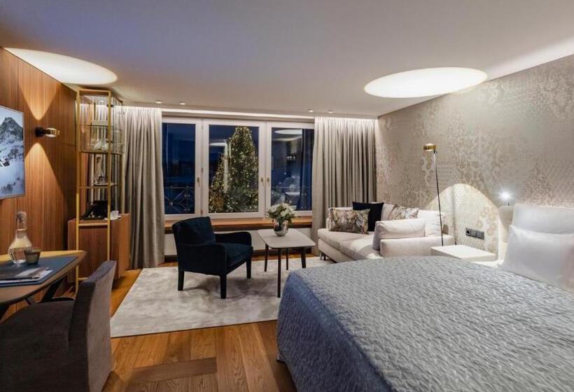 جناح جونيور, Zürserhof