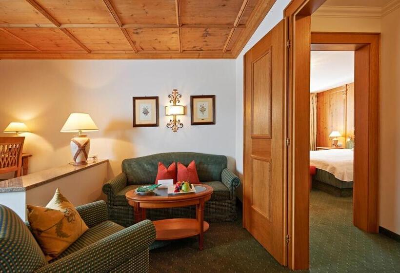 جناح كلاسيكي, Zürserhof