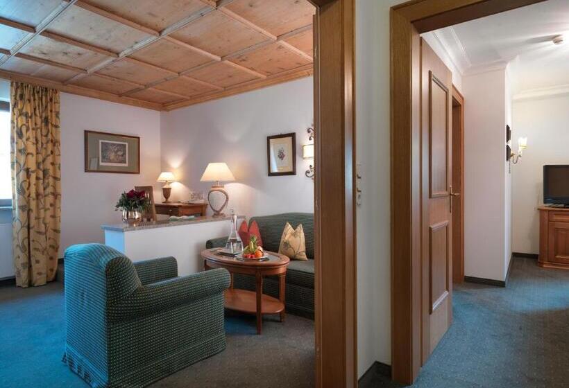 جناح كلاسيكي, Zürserhof