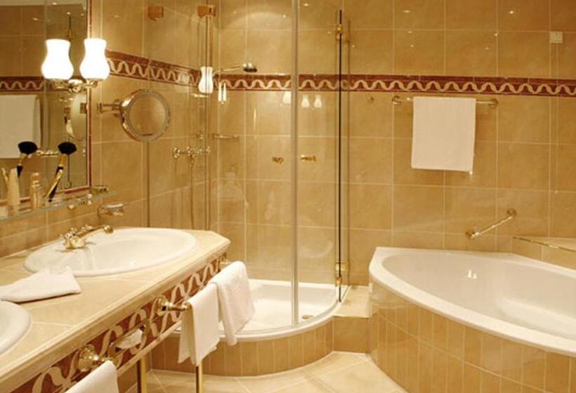 جناح مزوَّد بشرفة, Zürserhof