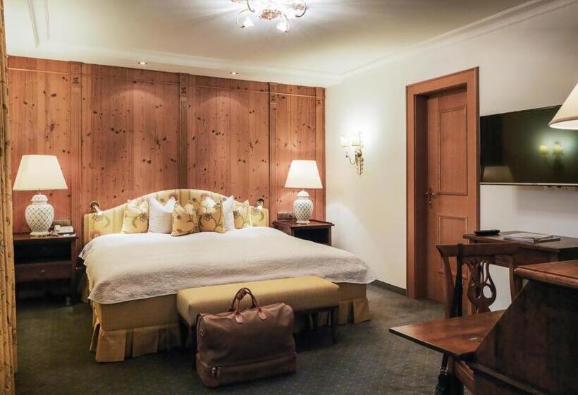 جناح مزوَّد بشرفة, Zürserhof