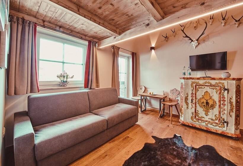 جناح, Dorfhotel Glücksschmiede