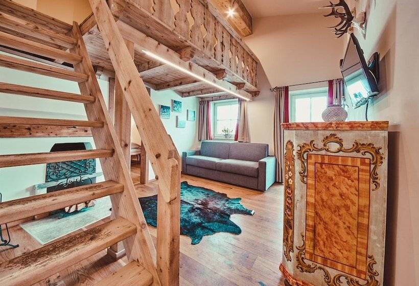 جناح, Dorfhotel Glücksschmiede