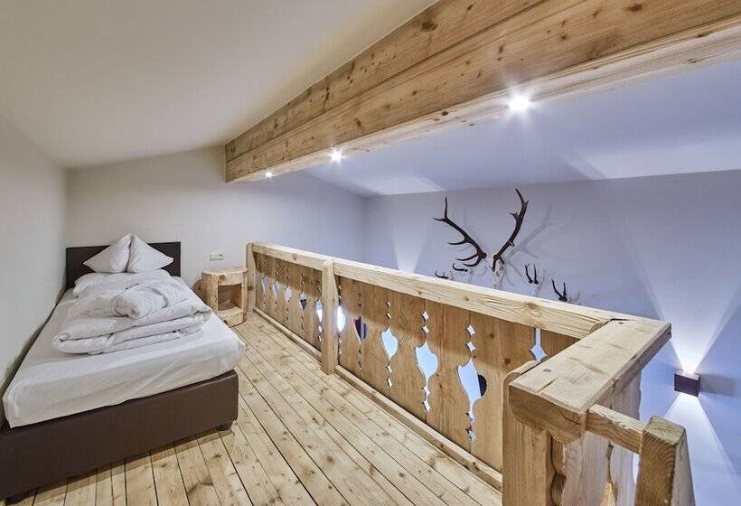 جناح, Dorfhotel Glücksschmiede