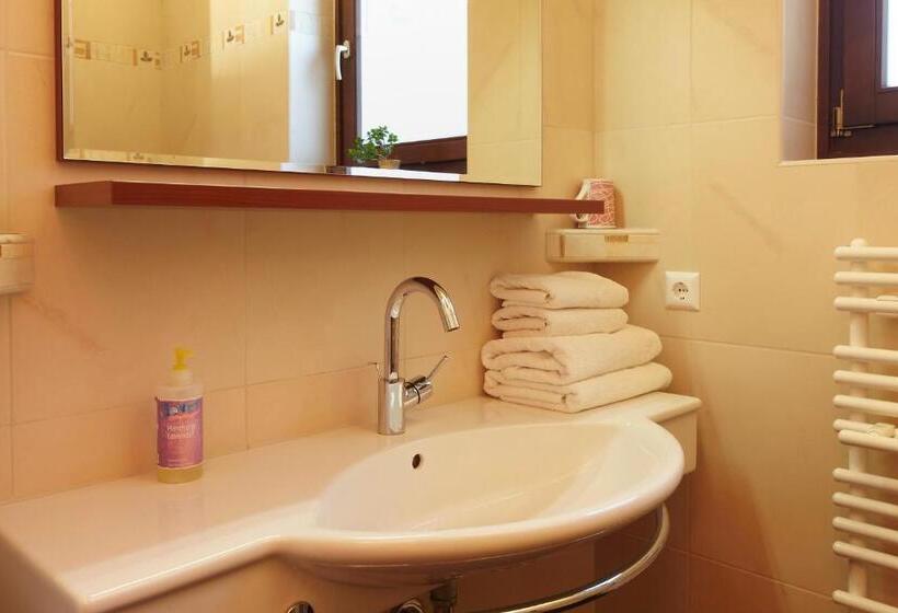 חדר משפחתי, Biolandhaus Arche