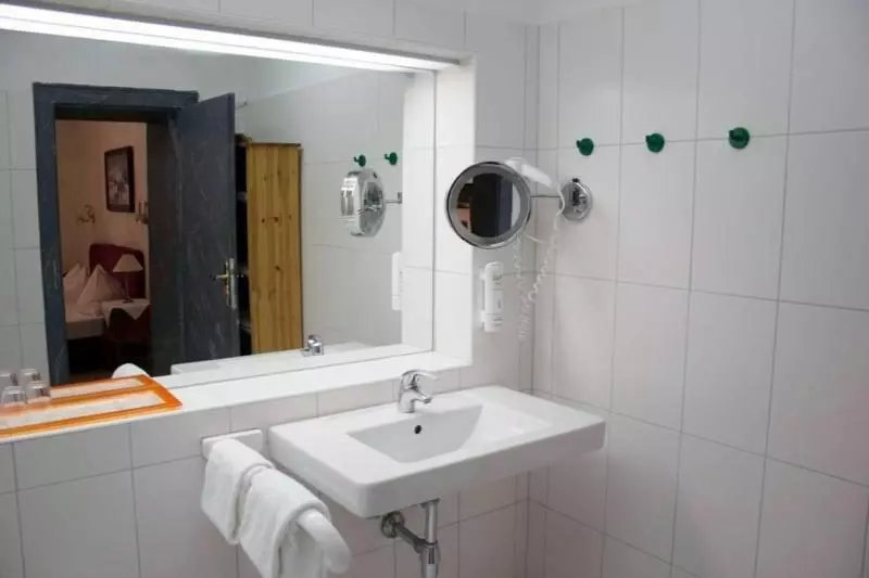 Standard Neljän Hengen Huone, Stadthotel Restaurant Auerhahn