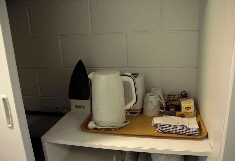 חדר משפחתי, Bendigo Motor Inn