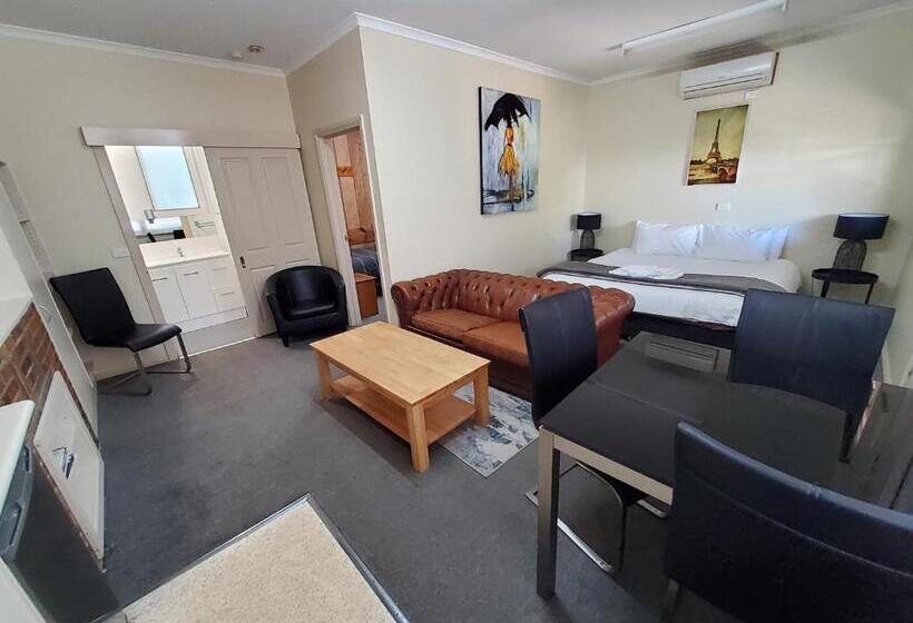 غرفة عائلية مطلّة علي الحديقة, Coach House Inn