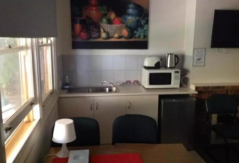 اتاق خانوادگی با چشم‌انداز باغ, Coach House Inn