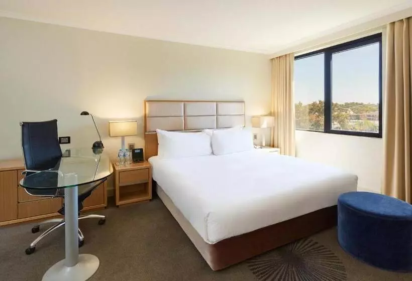 キングサイズベッドのスタンダードルーム, Holiday Inn Parramatta, An Ihg