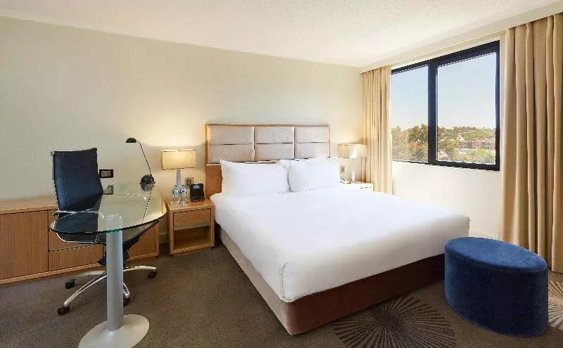 キングサイズベッドのスタンダードルーム, Holiday Inn Parramatta, An Ihg