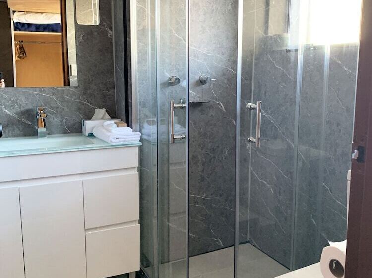 スタンダードルーム, Mariners On The Waterfront