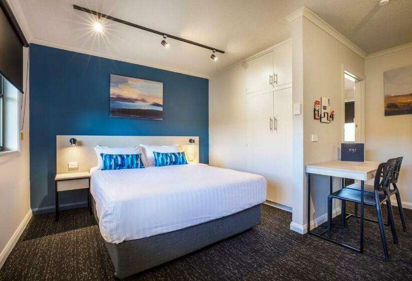 家庭工作室, Nightcap At Riverside