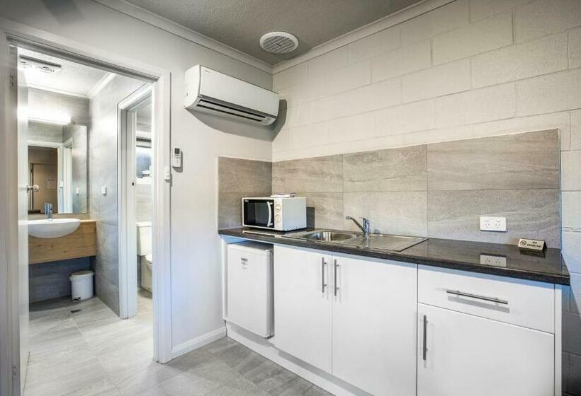 家庭工作室, Nightcap At Riverside