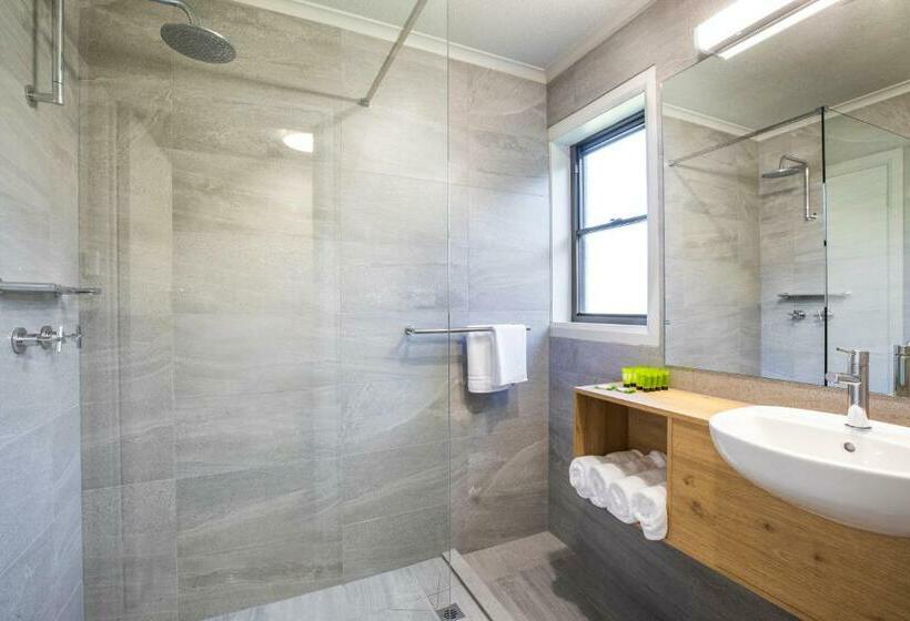 家庭工作室, Nightcap At Riverside