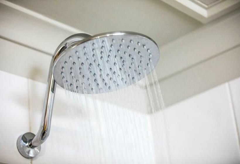 家庭工作室, Nightcap At Riverside