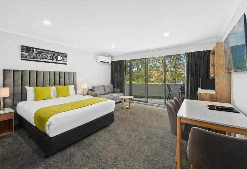 패밀리 스위트, Palm Court Motor Inn