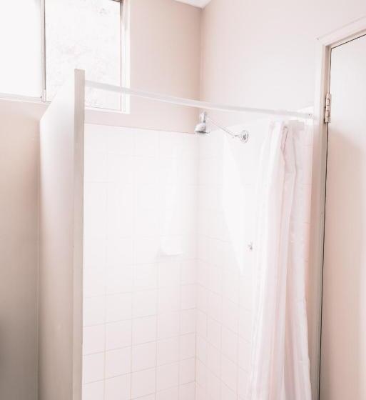 غرفة عائلية, Motel Poinsettia