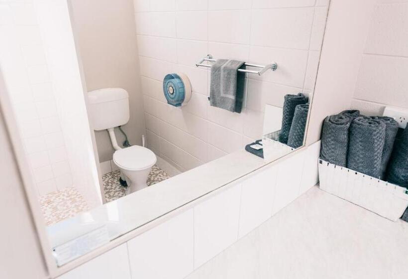 غرفة عائلية, Motel Poinsettia