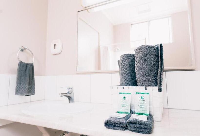 غرفة عائلية, Motel Poinsettia