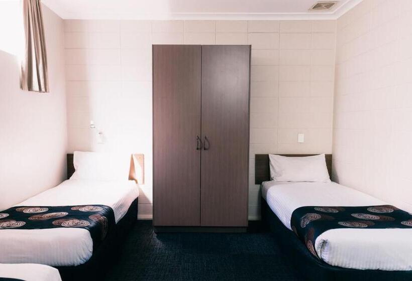 غرفة عائلية, Motel Poinsettia