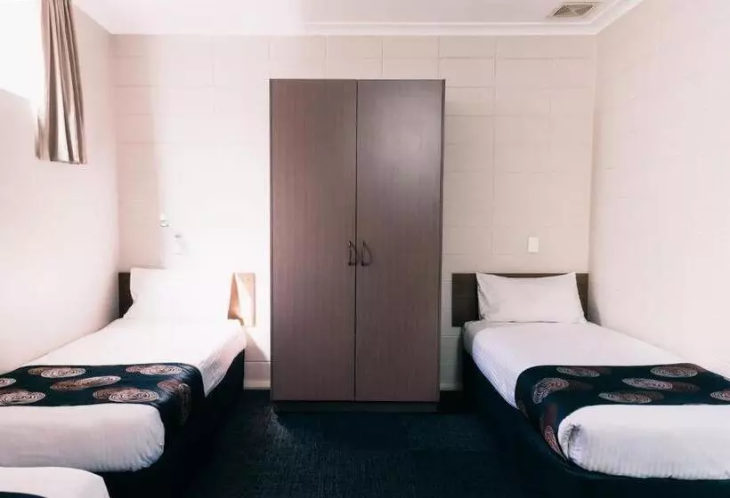 اتاق خانوادگی, Motel Poinsettia