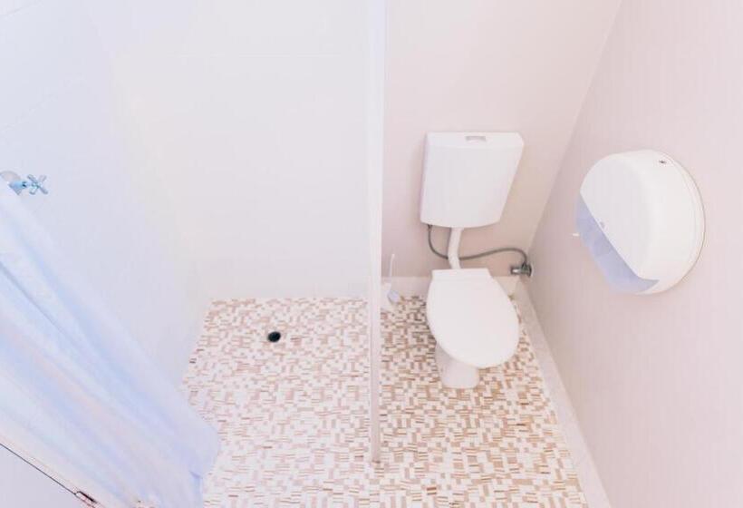 جناح جونيور عائلى, Motel Poinsettia