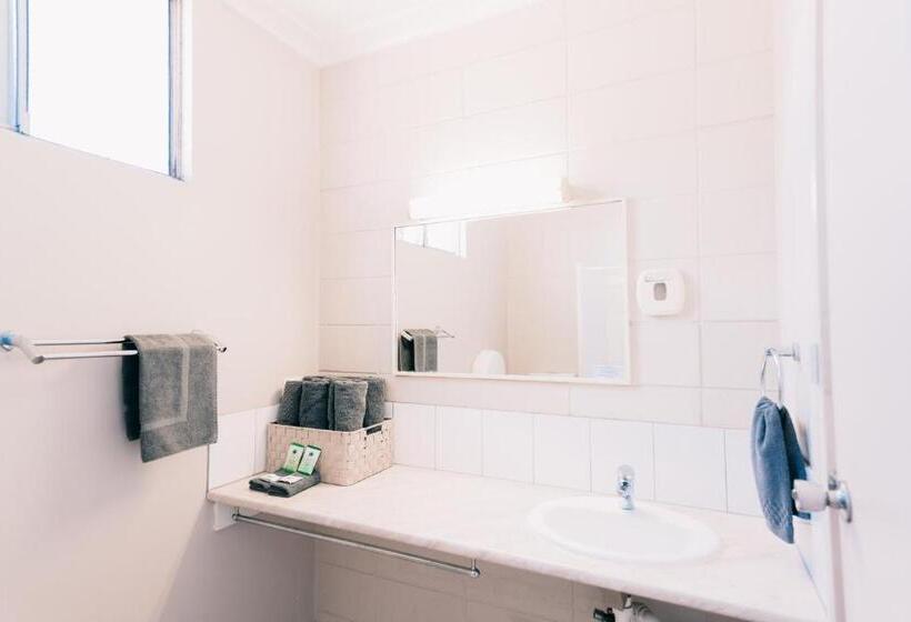 جناح جونيور عائلى, Motel Poinsettia