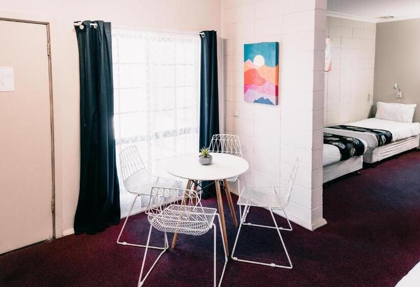 جناح جونيور عائلى, Motel Poinsettia