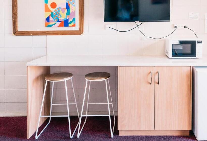 جناح جونيور عائلى, Motel Poinsettia