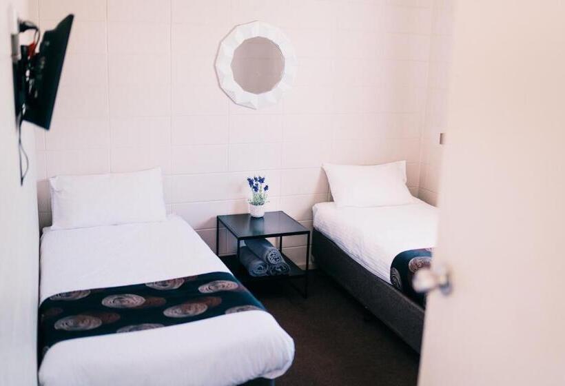 شقة غرفتين, Motel Poinsettia