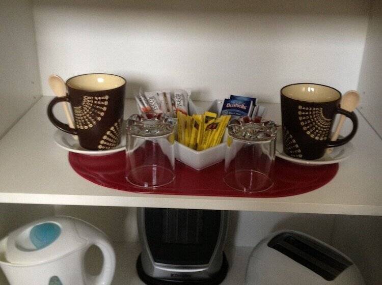 اتاق خانوادگی, Siesta Villa Motel