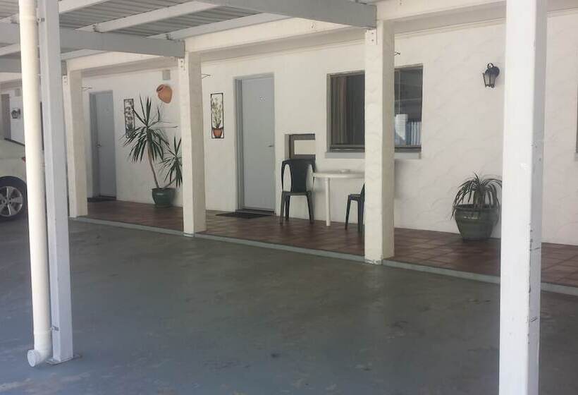 اتاق خانوادگی, Siesta Villa Motel