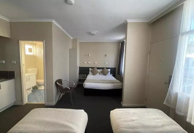Perhehuone, Astor Hotel Motel