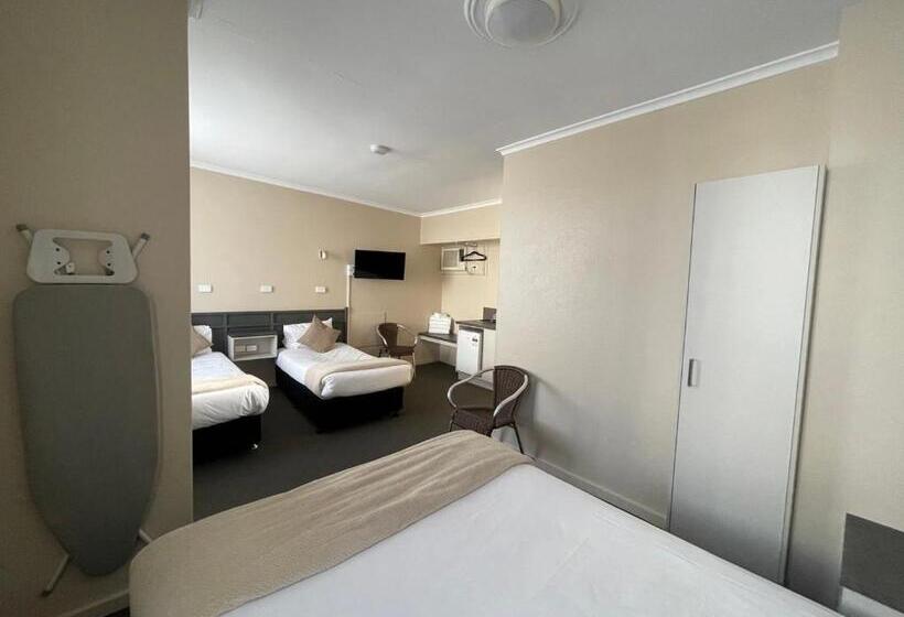 חדר משפחתי, Astor Hotel Motel