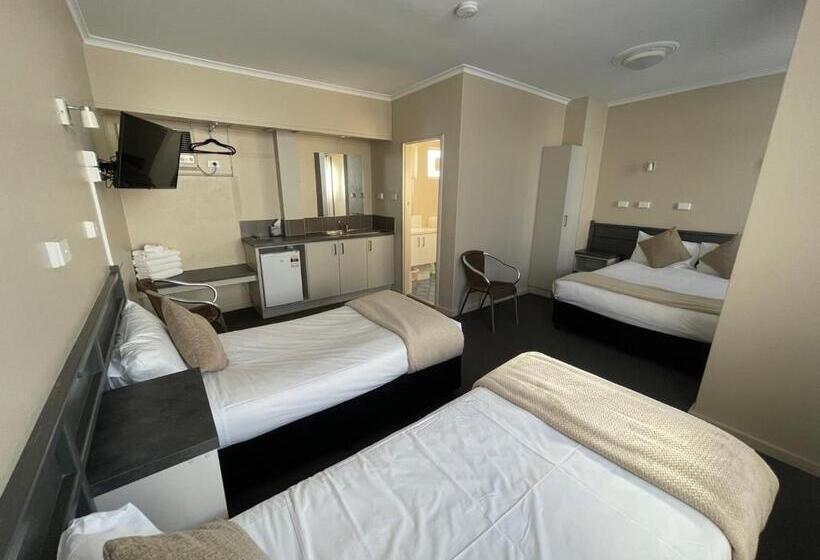 חדר משפחתי, Astor Hotel Motel