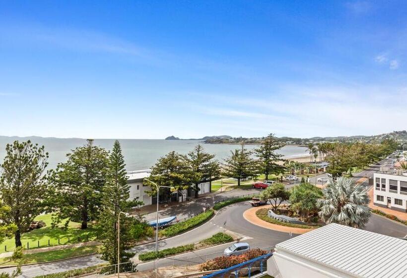 带特大床的高级间, Bayview Tower