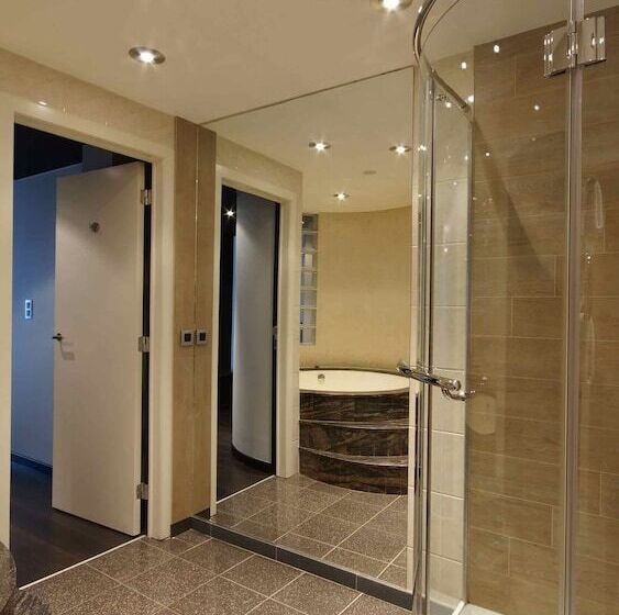 デラックススイート, De Keyser