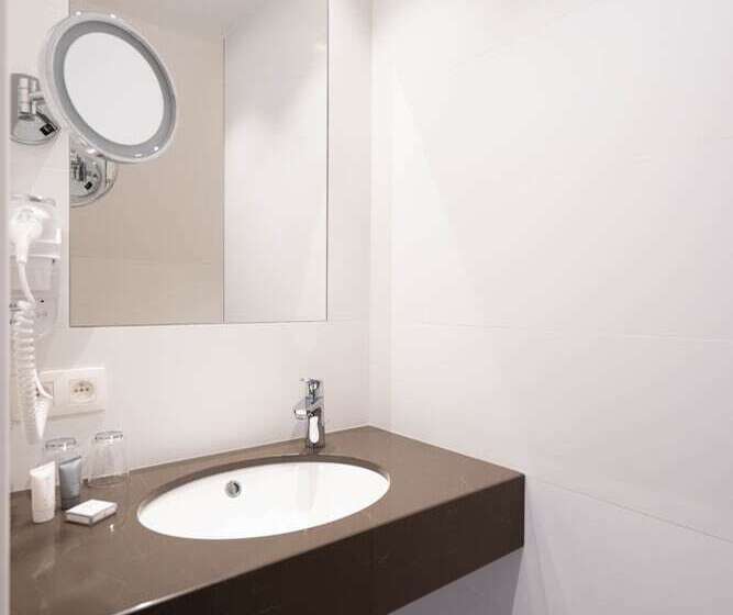 חדר אקונומי, Du Théâtre